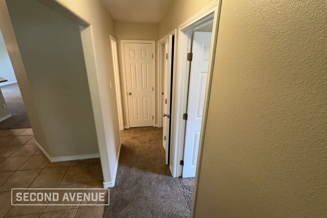 Building Photo - 1011 Forest Oak Dr