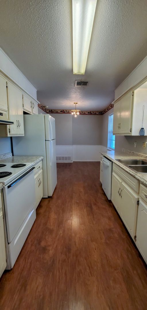 Foto del edificio - 3 Bedroom 1.5 Bath with Garage