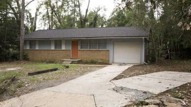 Building Photo - 2209 Berkshire Dr