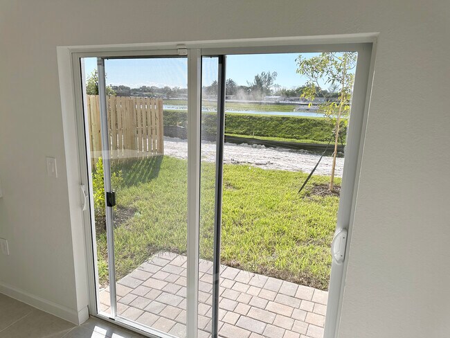 Foto del edificio - 12432 NW 23rd Ct