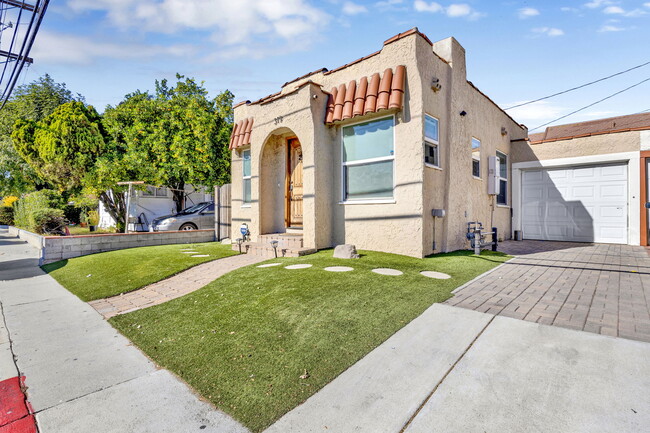 front of house w/ turf front lawn - 319 W Chevy Chase Dr