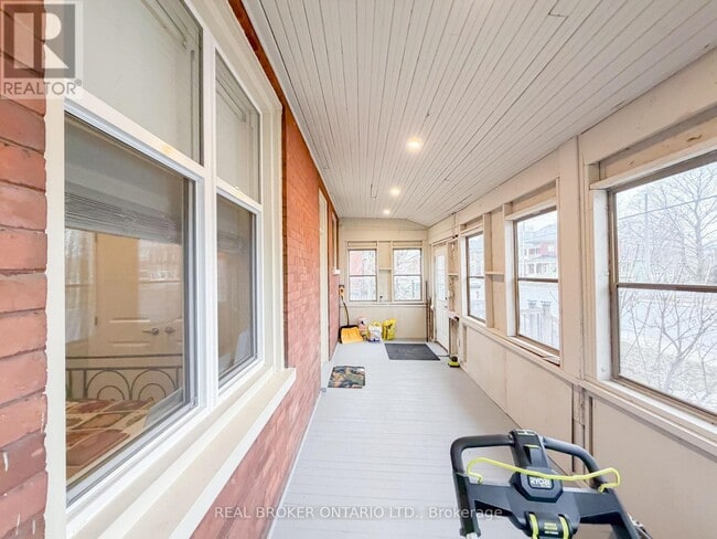 Building Photo - 143 Elmsley St N