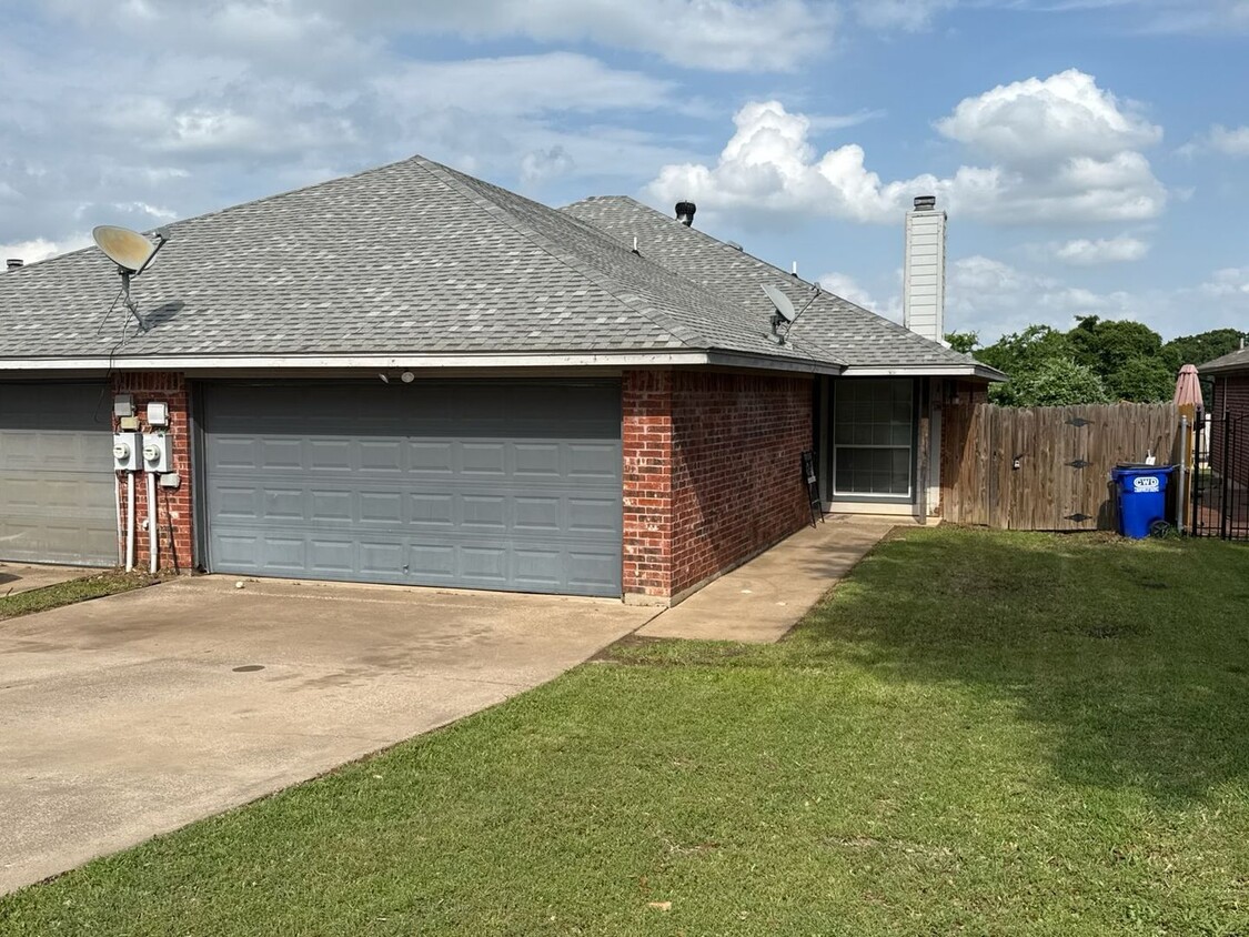 Foto principal - 716-716 Stribling Cir