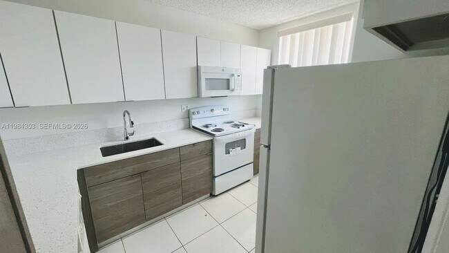 Foto del edificio - 8429 Forest Hills Dr