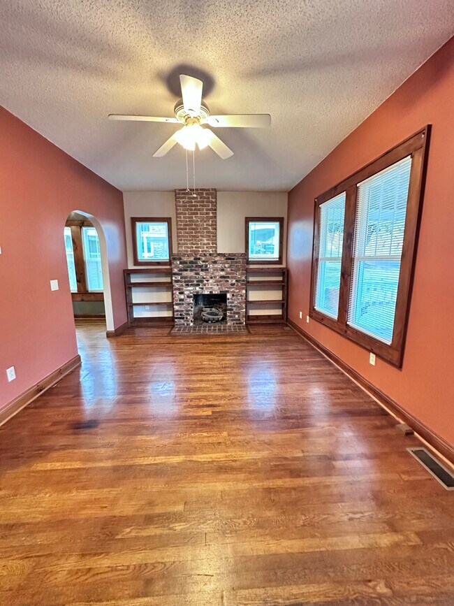 Foto del edificio - 923 E Hillcrest Dr