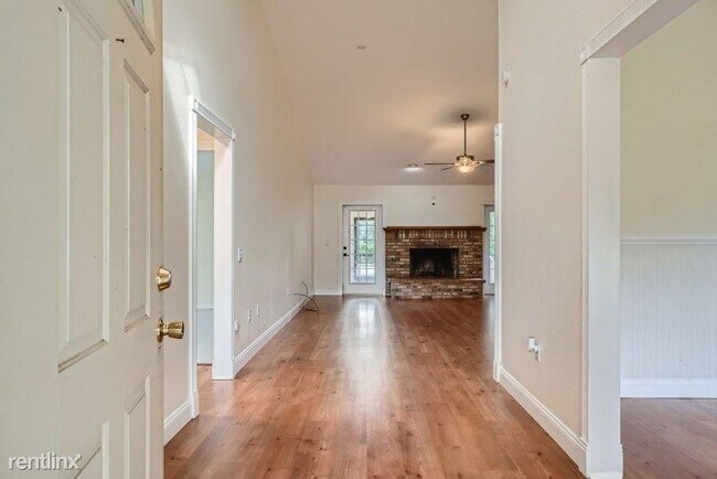 Building Photo - 3 br, 2.5 bath House - 1222 Lindsey Rd