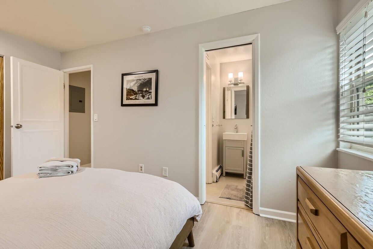 Foto principal - 2-bedroom, 1-bathroom condo in the heart o...