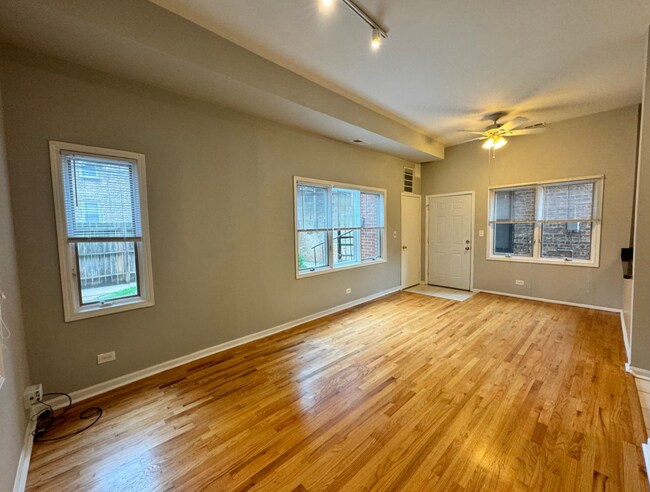 Building Photo - 4955 N Damen Ave