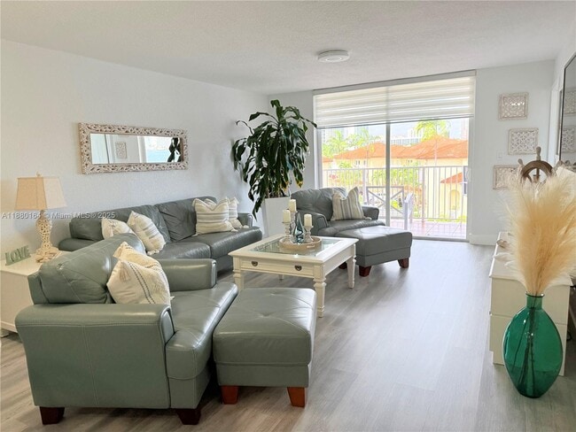 Foto del edificio - 4000 NE 170th St