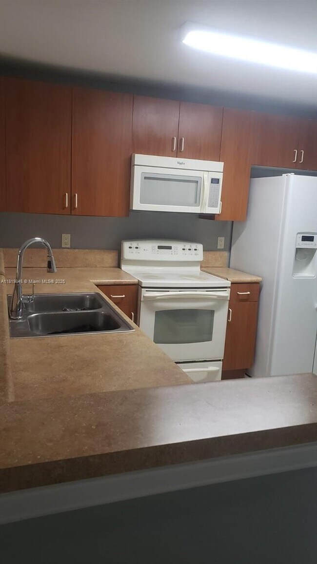 Foto del edificio - 10018 SW 24th St