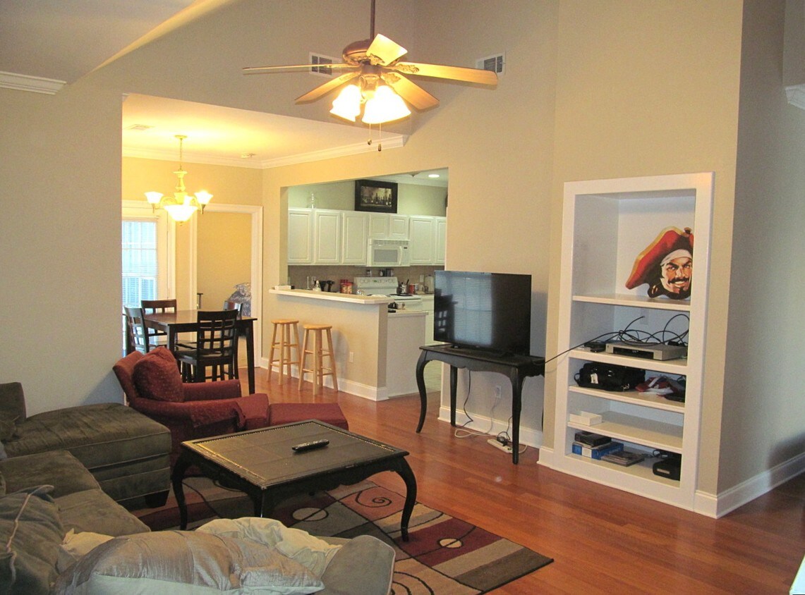 Foto principal - 4625 Burbank Dr