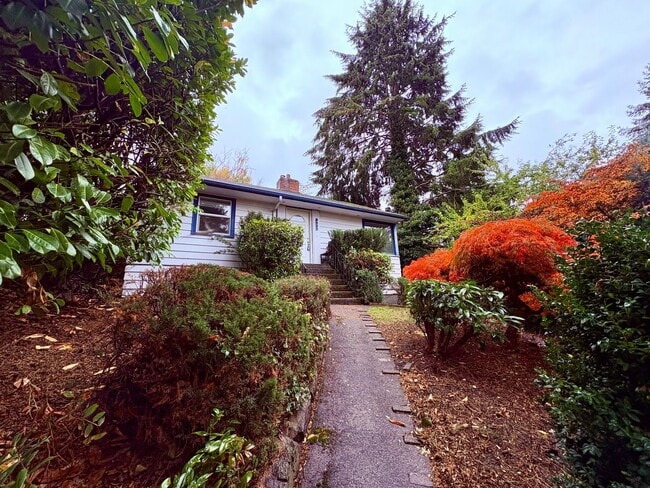 Building Photo - Freshly Painted Large Queen Anne Home! $3495