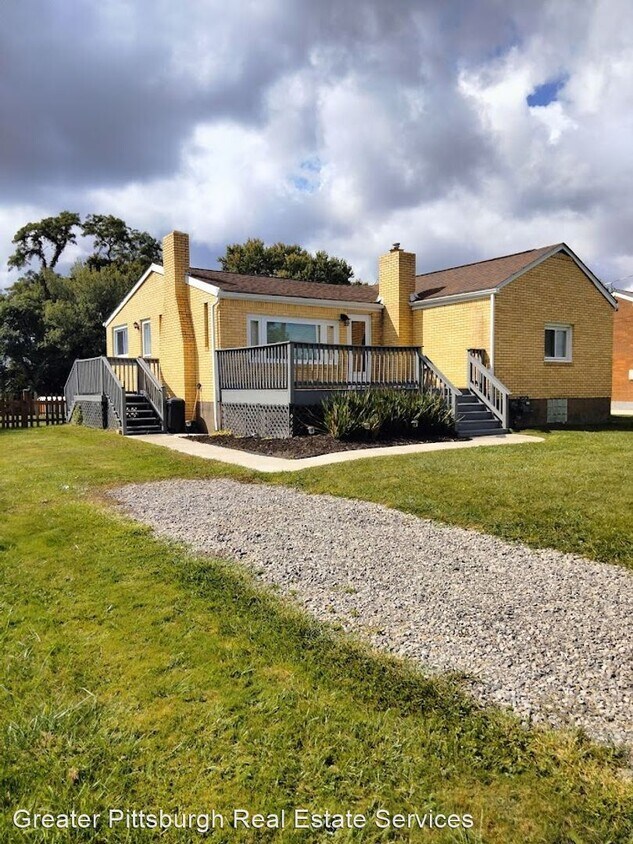 3 br, 1.5 bath House 6823 Royal Dr. House Rental in Verona, PA