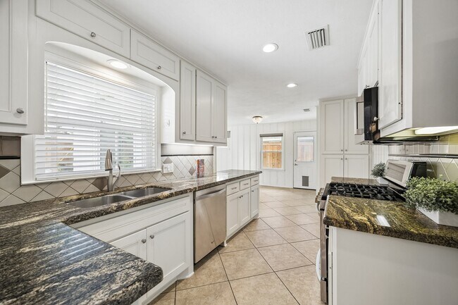 Foto del edificio - 2202 Lazybrook Dr