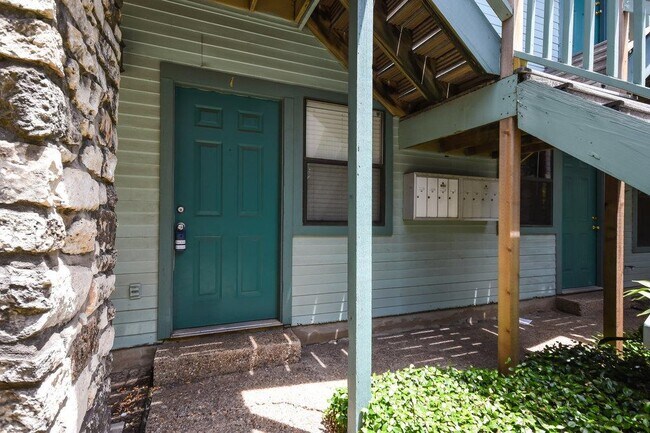 Building Photo - 2813 1/2 Rio Grande St