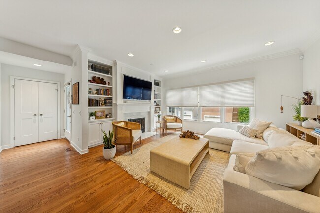 Foto del edificio - 1806 W Diversey Pkwy