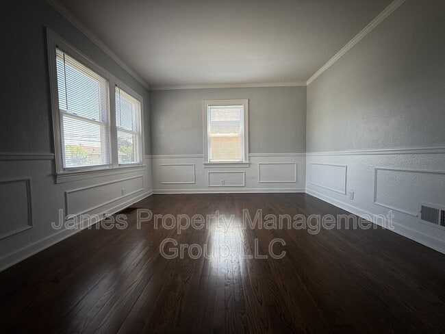Building Photo - 666 Greenbay Ave