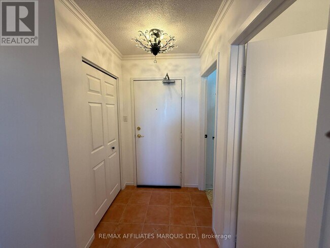 Building Photo - 220 Kenyon St W