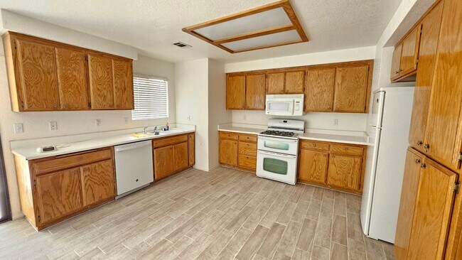 Foto del edificio - Spacious 3-Bed, 2-Bath Home with Natural Gas in California City – Convenient & Cozy!
