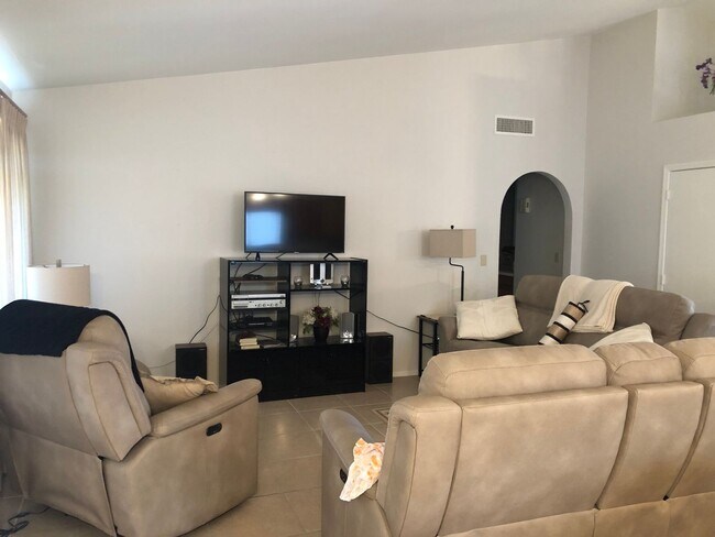 Foto del edificio - Available April 2026 ongoing! Lovely  Home in 45+ Active Adult Resort Community of Leisure World.
