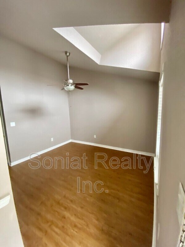 Building Photo - 2330 Edenborn Ave