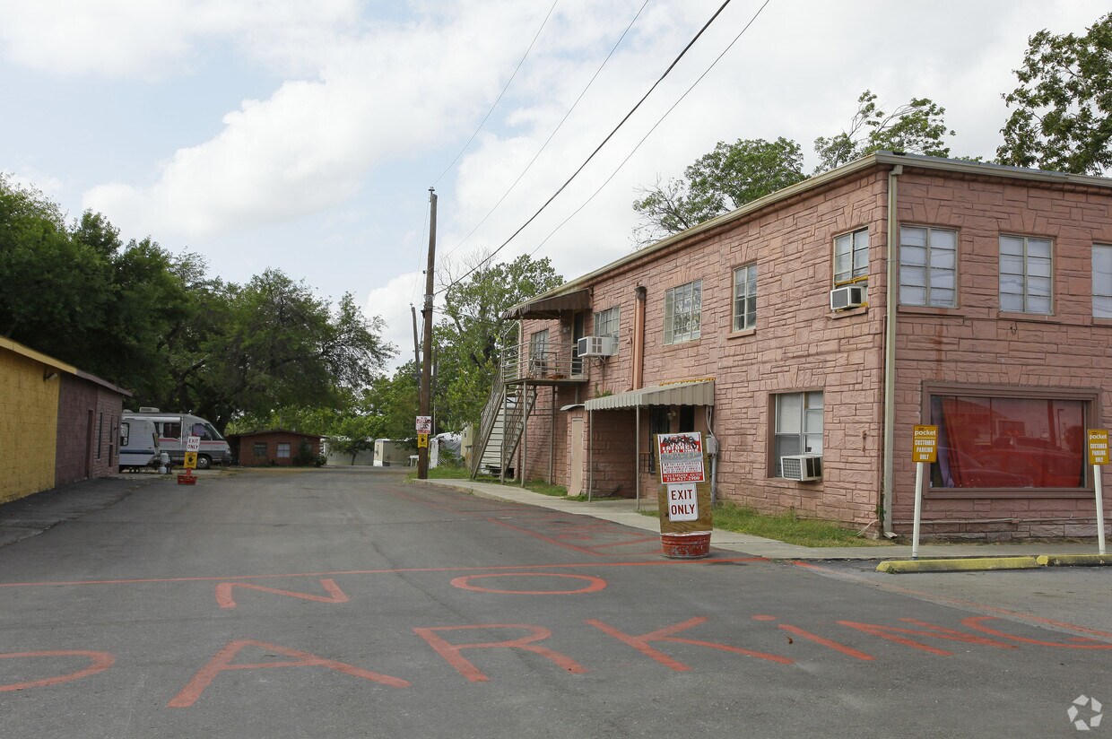 Twin Lane Trailer Park Apartments San Antonio, TX
