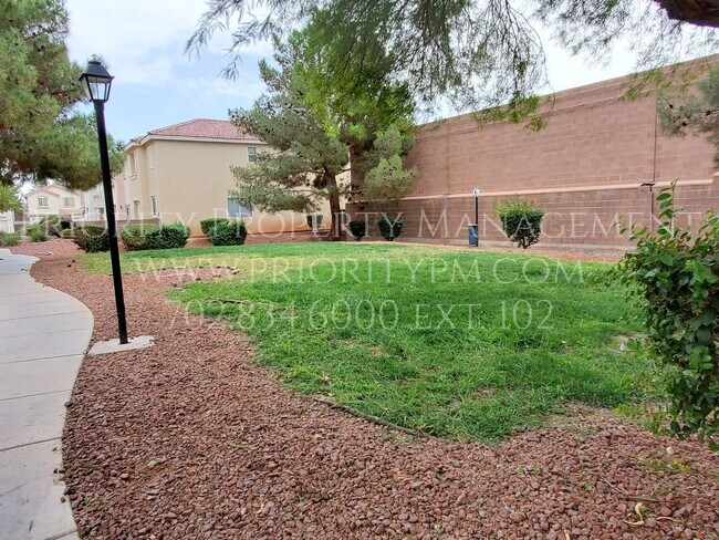 Foto del edificio - Gated~ 2 Bedroom Townhome w/2 Car Garage~M...