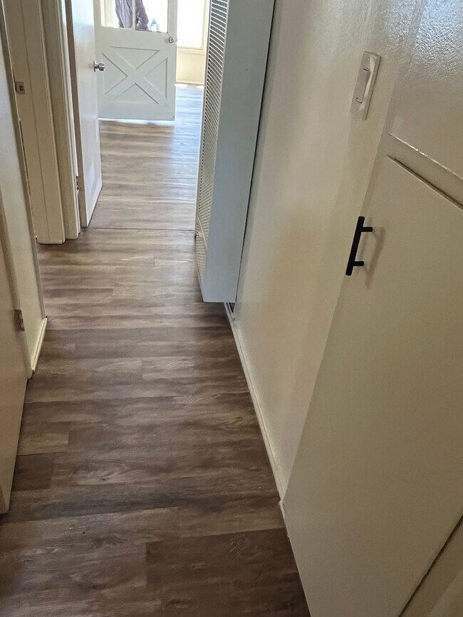 HALLWAY - 125 N Cedar Ave