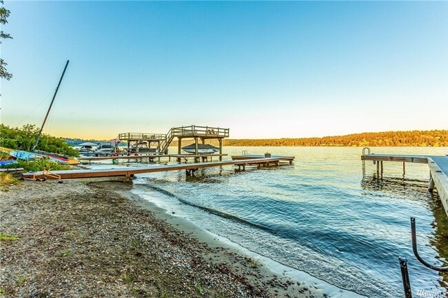 Building Photo - Stunning Lake Sammamish 50 Foot Waterfront...