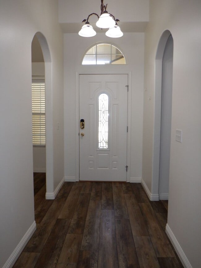 Building Photo - Beautiful 3-bedroom, 2-bath home in Tehachapi (Available 6/10/26)