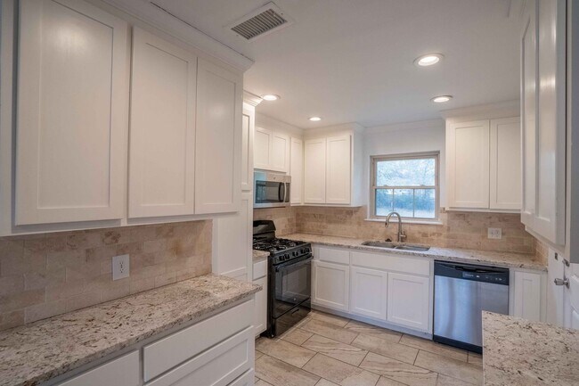 Foto del edificio - Beautiful Renovated 4 bedroom Home!!