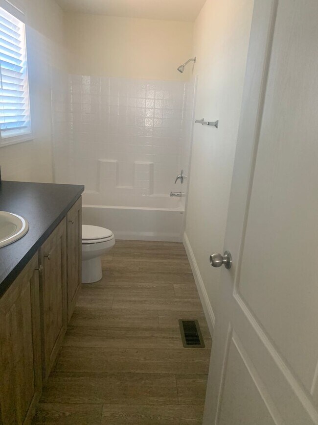Foto del edificio - 665 Memorial Way