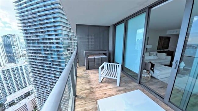 Foto del edificio - 650 NE 32nd St