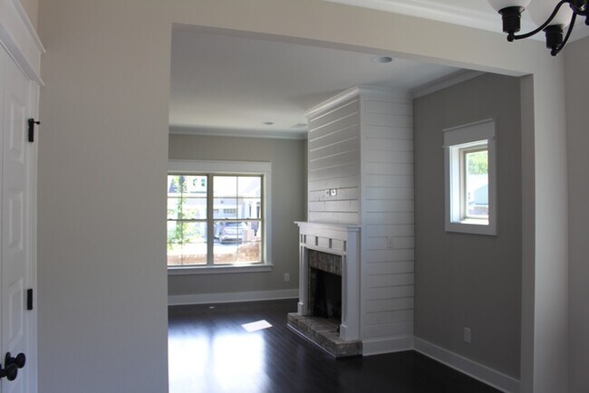 Building Photo - Minutes away from downtown Birmingham, Mou...