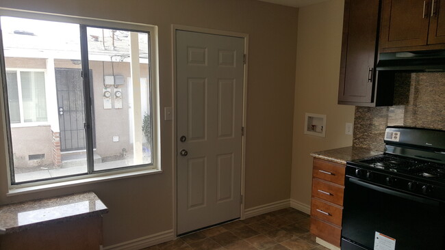 Building Photo - FOR RENT - 2BR & 1BA Duplex. Fenced Yard, ...