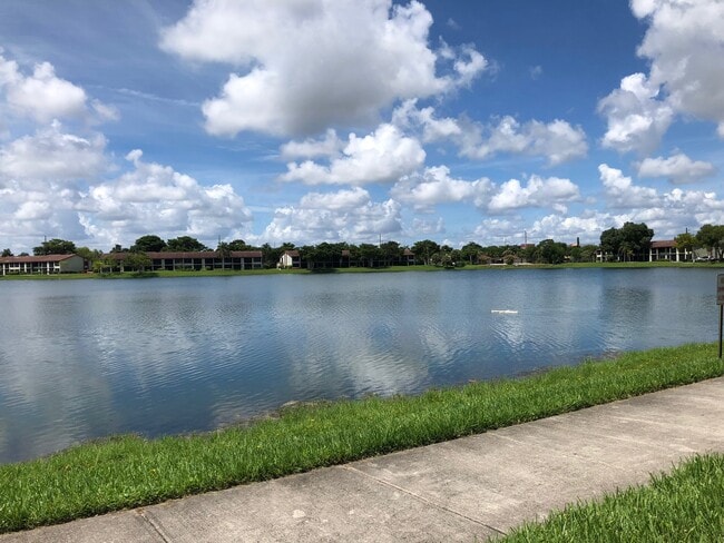 Foto del edificio - 210 Lake Pointe Dr