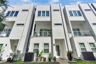 Building Photo - 2107 Engelmohr St