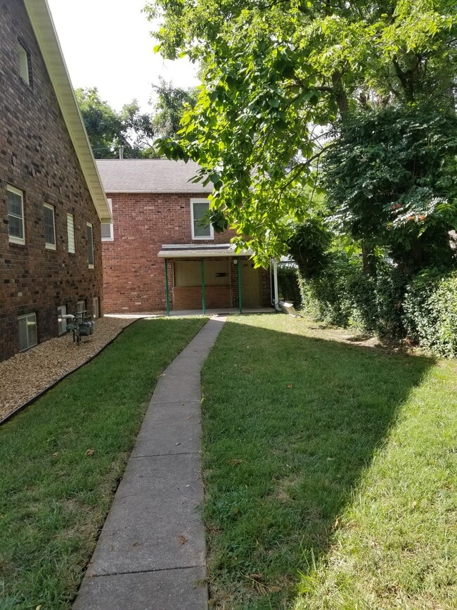 Building Photo - 503 W Kansas St