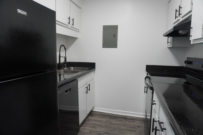 Building Photo - The Raintree Apartments