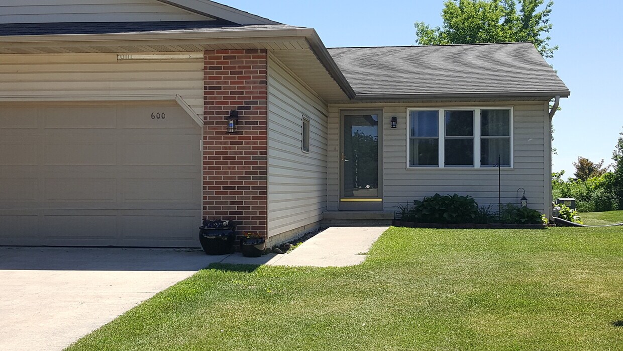 Primary Photo - 600 Oakwood Dr