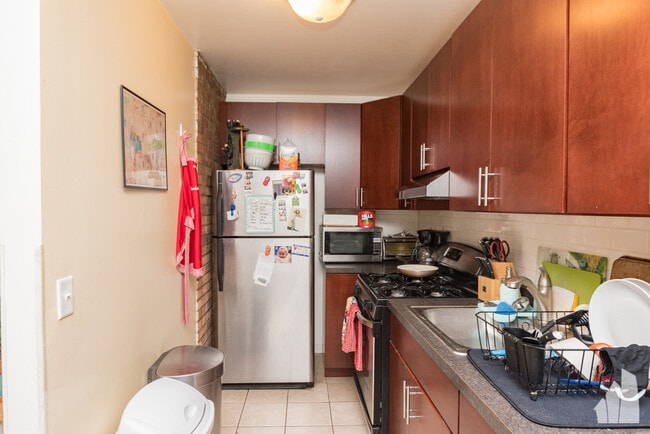 Building Photo - 803 W Oakdale, Unit 2, Chicago, IL 60657-2