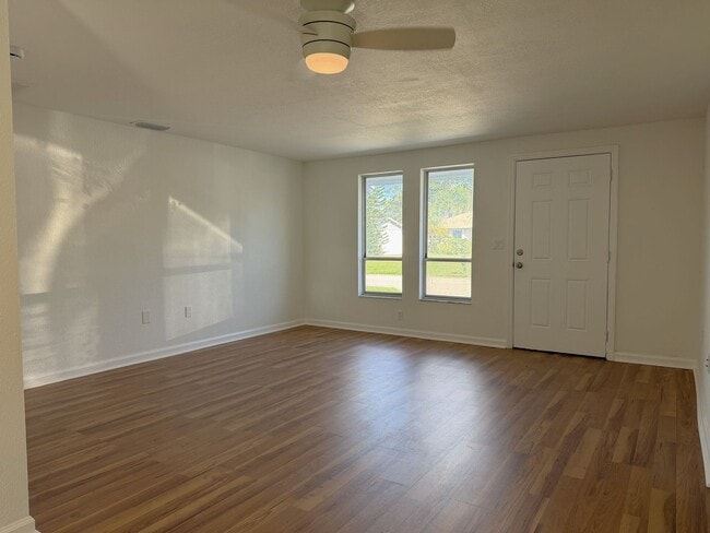 Building Photo - Annual Unfurnished 2 Bedroom 2 Bathroom Ho...