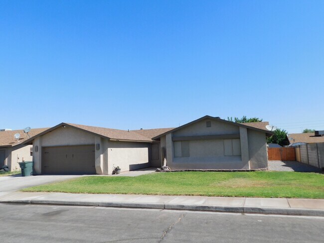 Foto del edificio - 4 BEDROOM HOME IN COLLEGE PARK!