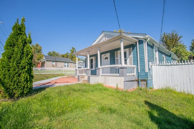Building Photo - Charming 4 BR/2 BA Single-Family Home in F...