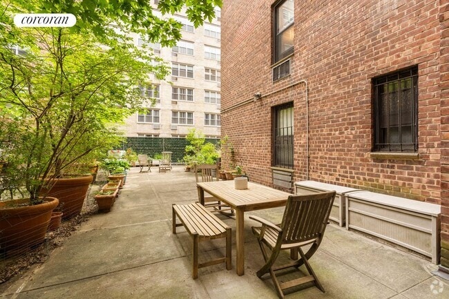 Building Photo - 211 E 18th St