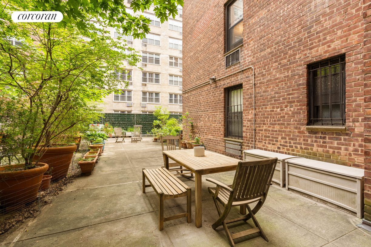 Primary Photo - 211 E 18th St