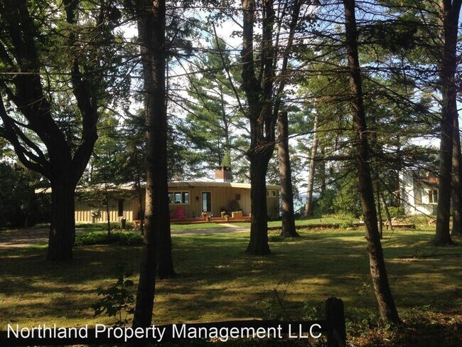 Building Photo - 4 br, 2.5 bath House - 8885 Birchview Dr
