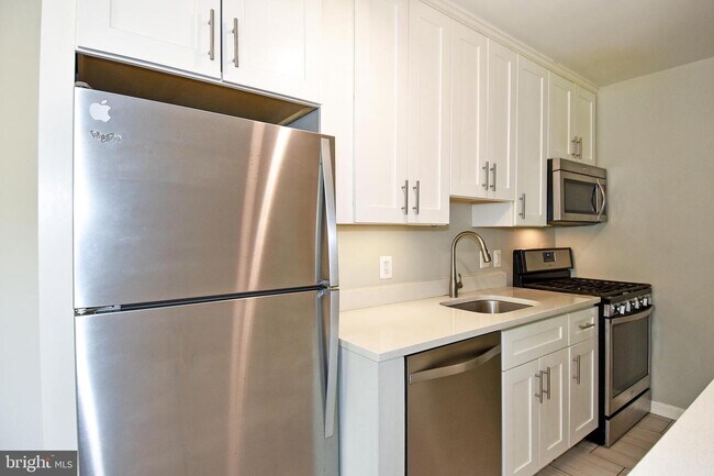 Foto del edificio - 5500 Friendship Blvd