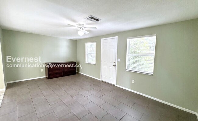 Foto del edificio - 3509 Kingsbury Dr