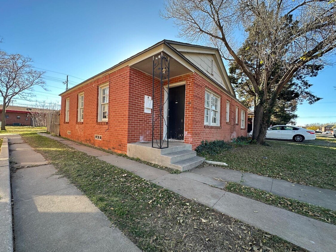 Building Photo - 2005 33rd St